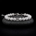 Bracelet en Howlite naturelle blanche marbrée de 8 mm avec insert chirurgical 316L et QR code propriétaire.