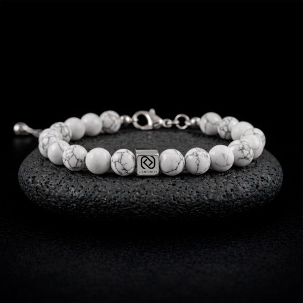 Bracelet en Howlite naturelle blanche marbrée de 8 mm avec insert chirurgical 316L et QR code propriétaire.