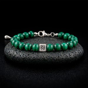 Bracelet unisexe en perles de Malachite naturelle de 8 mm avec un insert en acier inoxydable 316L gravé d'un QR code propriétaire.