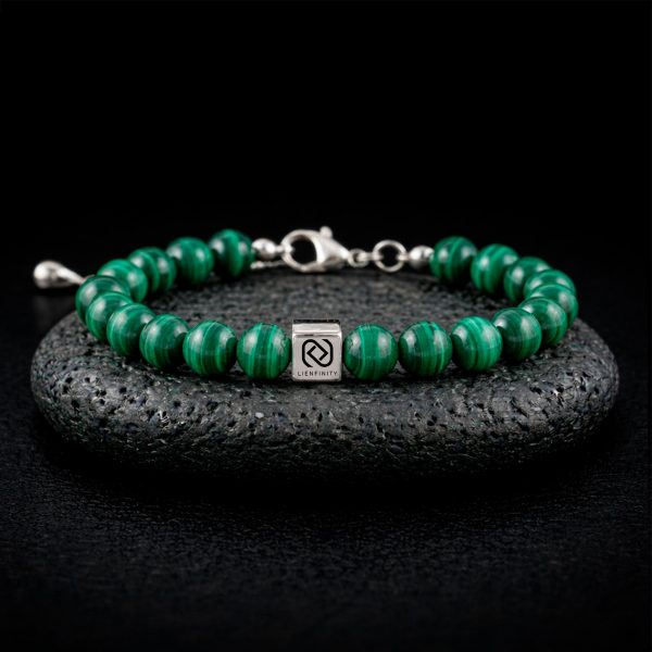 Bracelet unisexe en perles de Malachite naturelle de 8 mm avec un insert en acier inoxydable 316L gravé d'un QR code propriétaire.