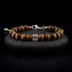 Bracelet unisexe en perles d'Œil de Tigre naturel de 8 mm avec un insert en acier inoxydable 316L gravé d'un QR code propriétaire LIENFINITY.