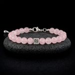 Bracelet en perles de Quartz Rose naturel de 8 mm avec un insert en acier inoxydable 316L gravé d'un QR code haute précision.