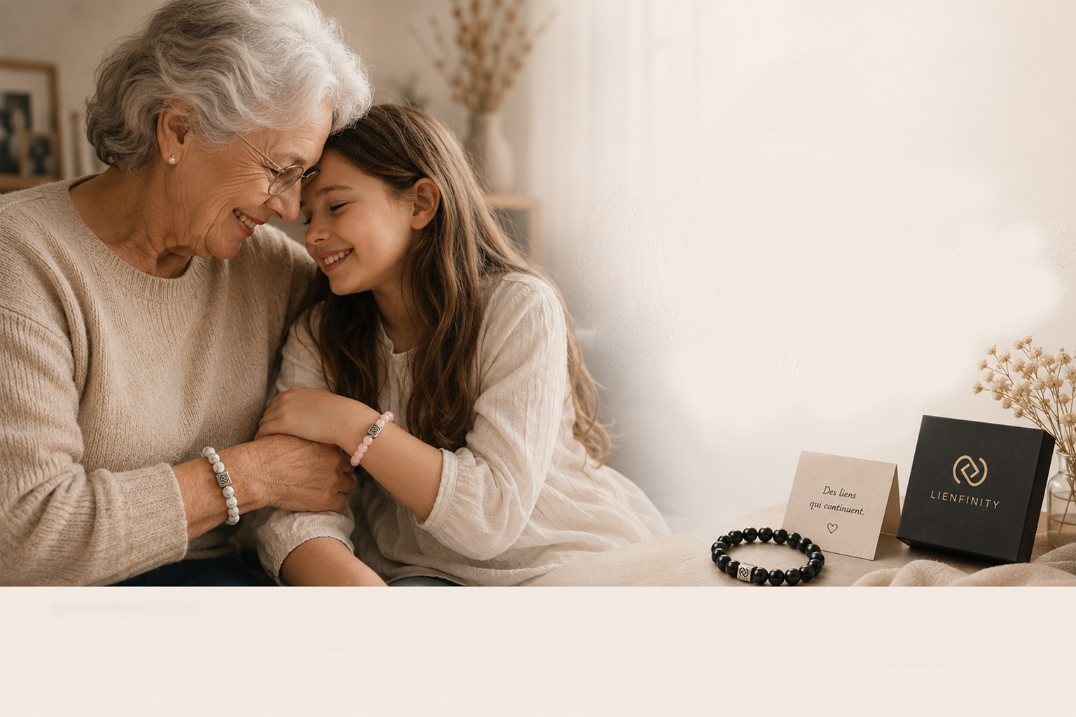 Une mère et une grand-mère utilisent des bracelets connectés et une application mobile pour partager des souvenirs vidéo d’un enfant.